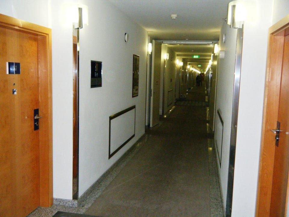 Lange Flure Hilton Munich Airport