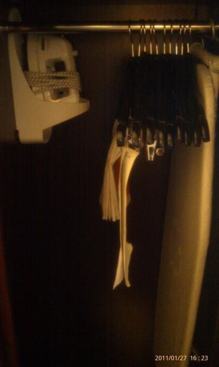 Service: Bügeleisen und Brett Courtyard by Marriott Düsseldorf Seestern