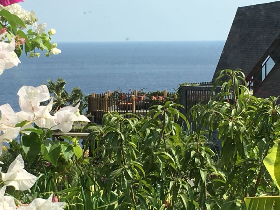 Blick von Villa 6 auf die Bar auf der Dachterrasse Villas & Spa The Griya