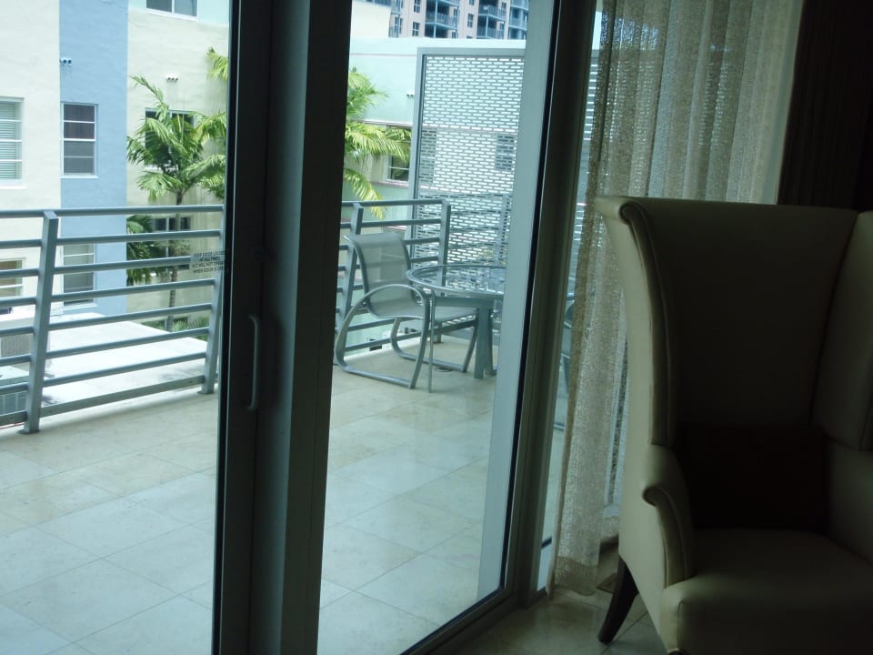 Blick vom Sofa aus auf eine Hälfte des Balkons Z Ocean Hotel, Classico A Sonesta Collection