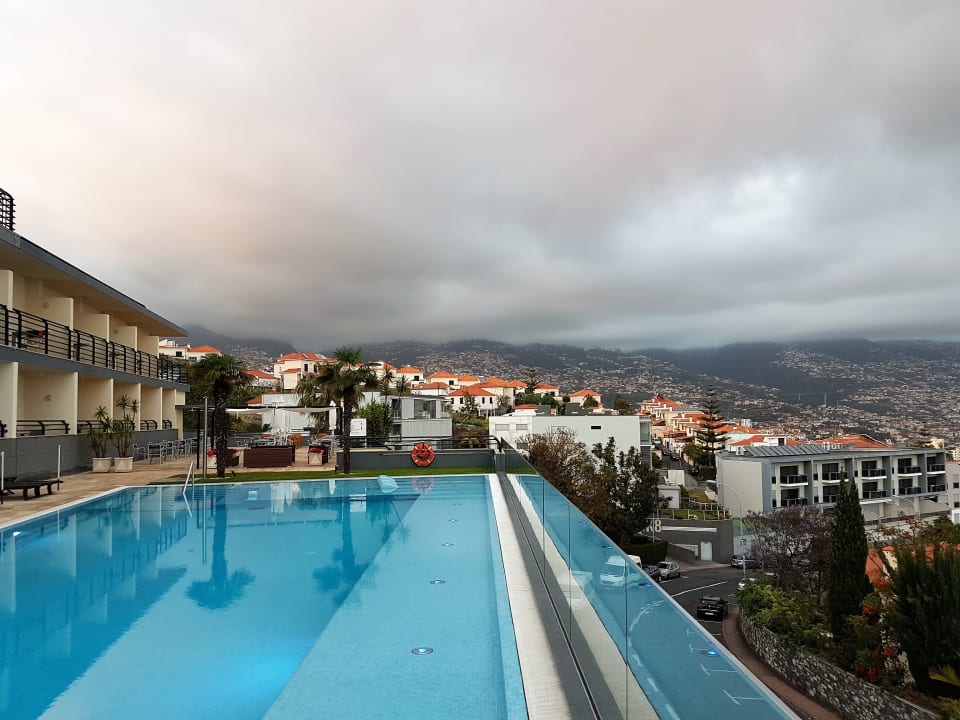 Blick vom Hotelpool auf Funchal Hotel Madeira Panoramico