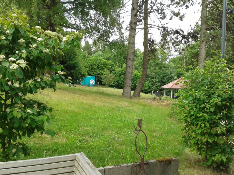 Rechts der Grillplatz und die Bogenschießanlage Seminarzentrum Rückersbach