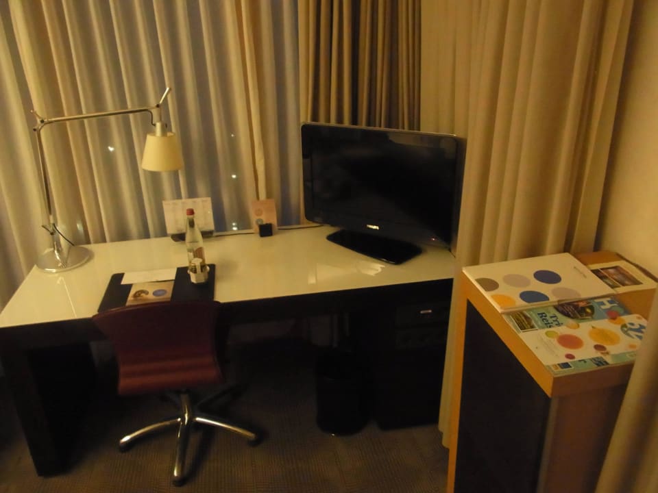 Tisch, TV Hotel Novotel Karlsruhe City