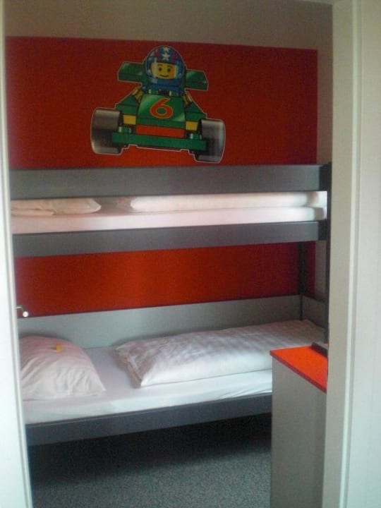 Kinderraum mit Doppelstockbett und Wickelkommode LEGOLAND Feriendorf