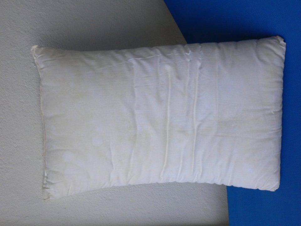 Vergilbtes Kopfkissen  Colonna Grand Hotel Capo Testa