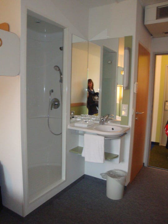 Duschkabine und Waschecke B&B Hotel München-Garching