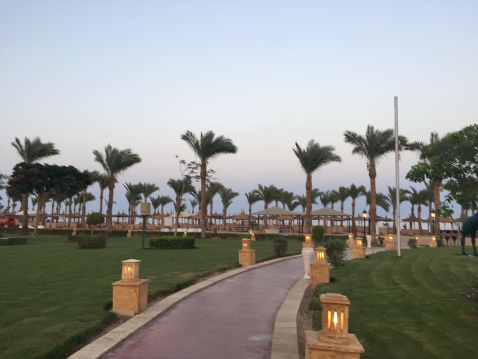 Gartenanlage, Weg zum Strand am Abend Pickalbatros Palace Resort