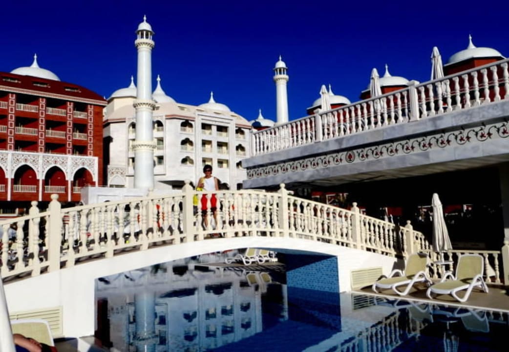 Blick über den Pool auf das Hotel Royal Taj Mahal Hotel