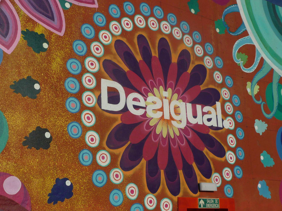 Desigualdesign im Poolbereich Hotel Barcelona Princess