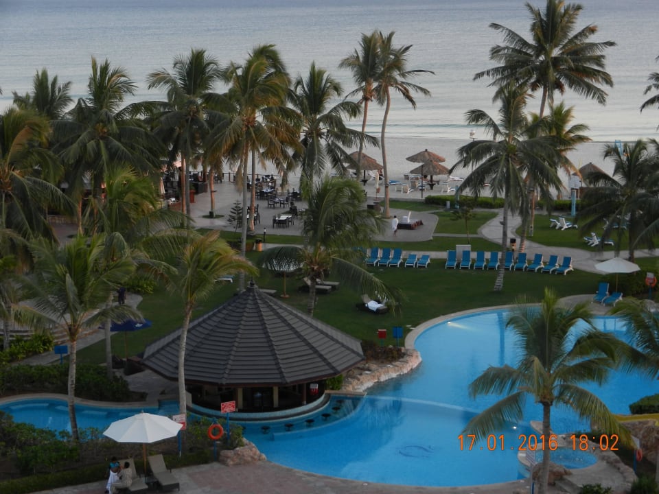 Blick von unserem Zimmer auf eine Poolanlage Crowne Plaza Salalah