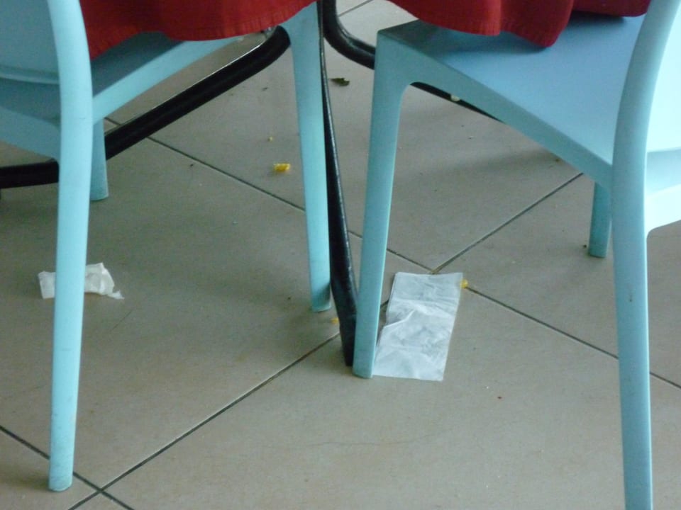 Oben frisch gedeckt und unten der Müll vom Abend Ephesia Holiday Beach Club