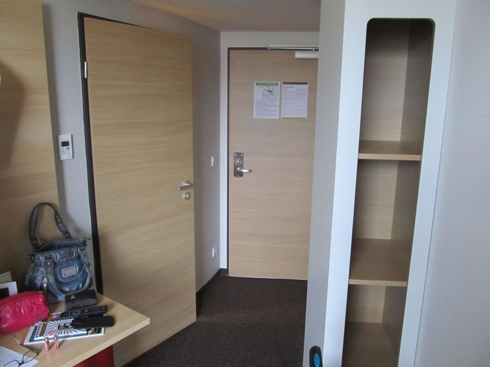 Kleiderregal, Scheibtisch, Flur B&B Hotel Nürnberg-Hbf