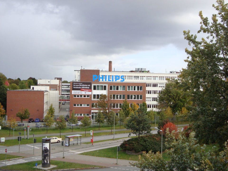 Blick auf die Strasse vorm Hotel Motel One Hamburg Airport