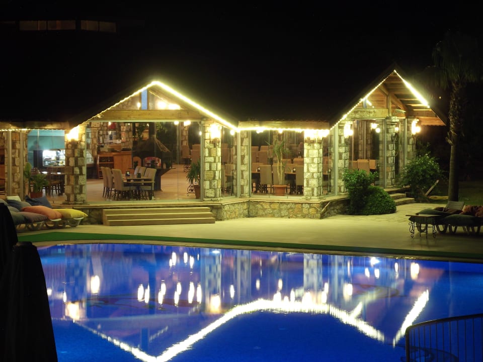 Restaurantansicht bei Nacht Hotel Adaburnu Golmar