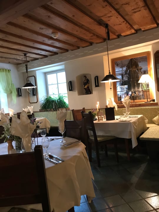 Gastro Strasserwirt - Ansitz zu Tirol