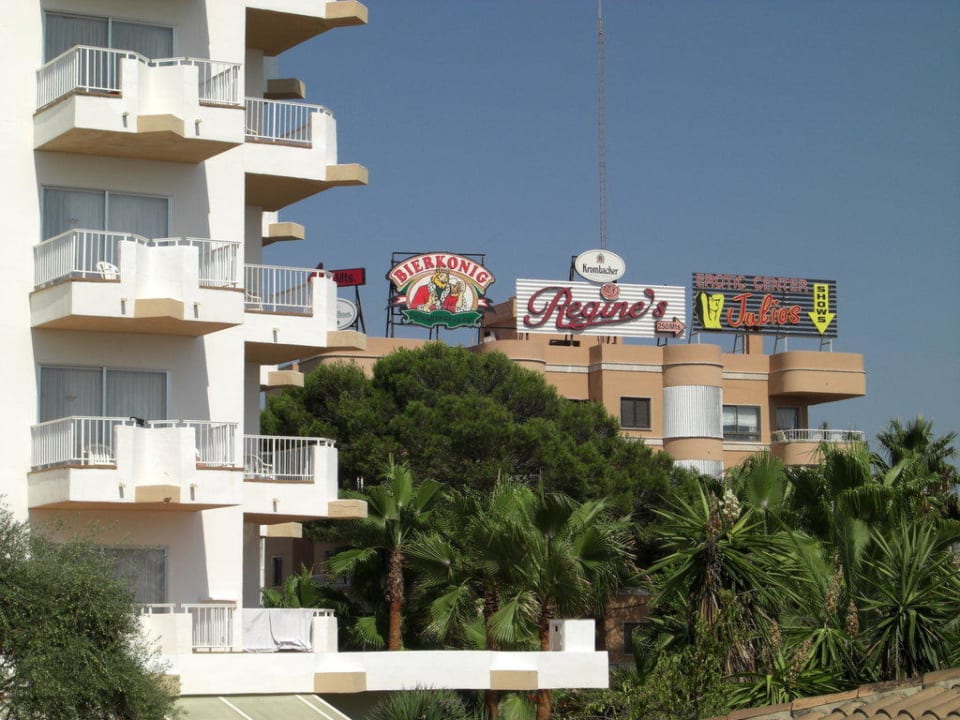 Blick von der Sonnenterrasse auf den Bierkönig Hotel Riu San Francisco - Adults only