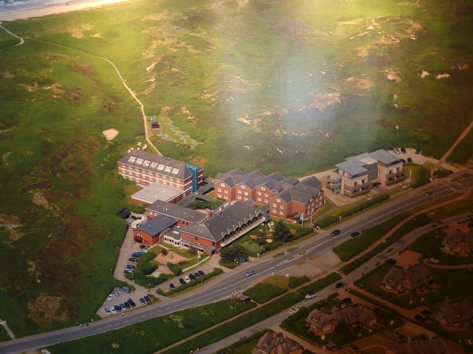 Luftaunahme vom Hotel in den Dünen Dünenhotel Alt-Rantum
