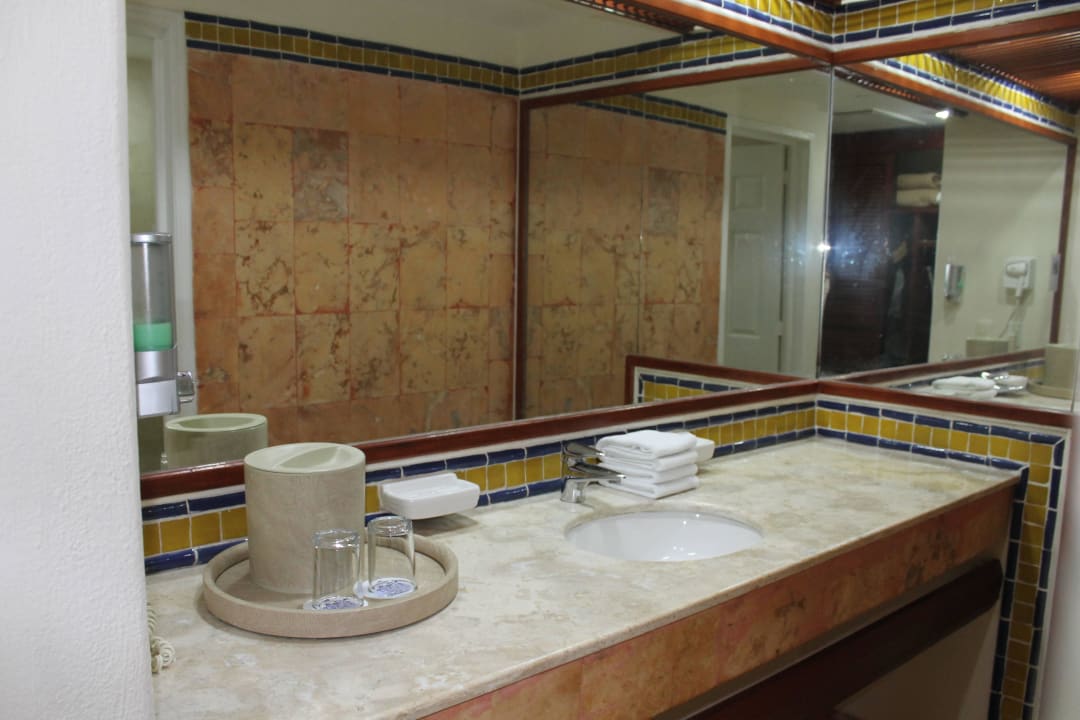 Waschbecken im Wohnraum durch Mauer getrennt Viva Azteca by Wyndham - All Inclusive Resort