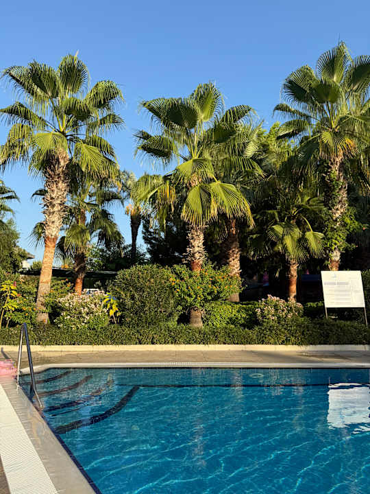 Pool Side Breeze Hotel