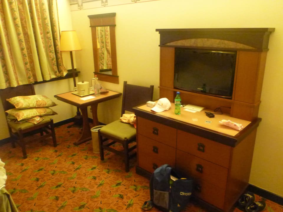 Fernseher, Sitzecke, Bett wäre links Disney's Sequoia Lodge