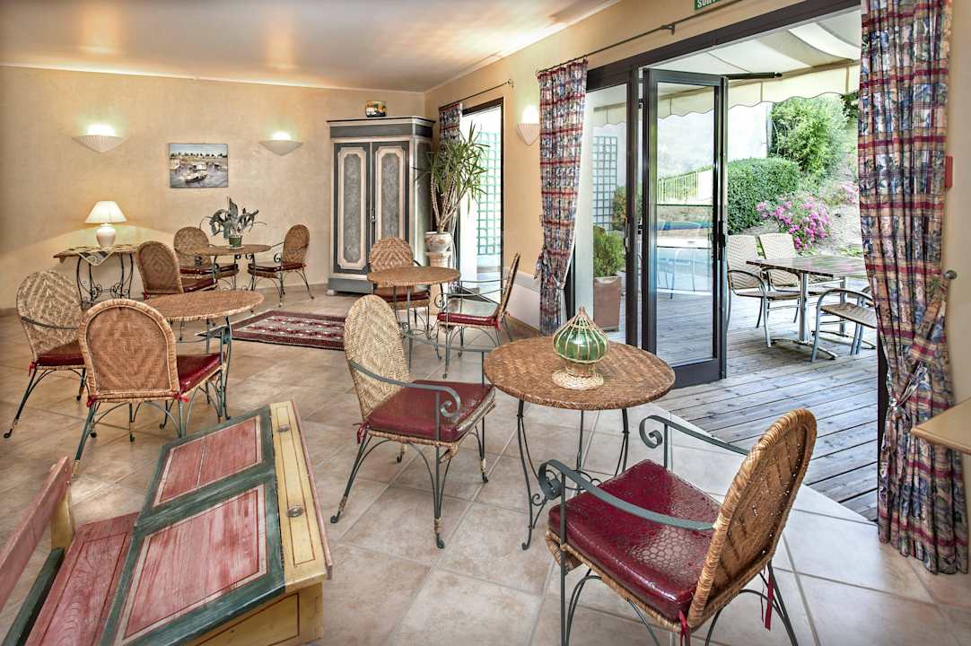 Der Salon mit Terrasse Hotel Logis le Mont Aigoual