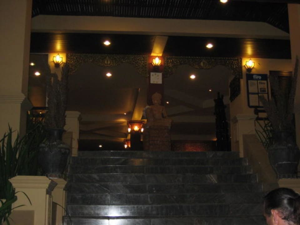 Der Hoteleingang bei Nacht The Fair House Beach Resort