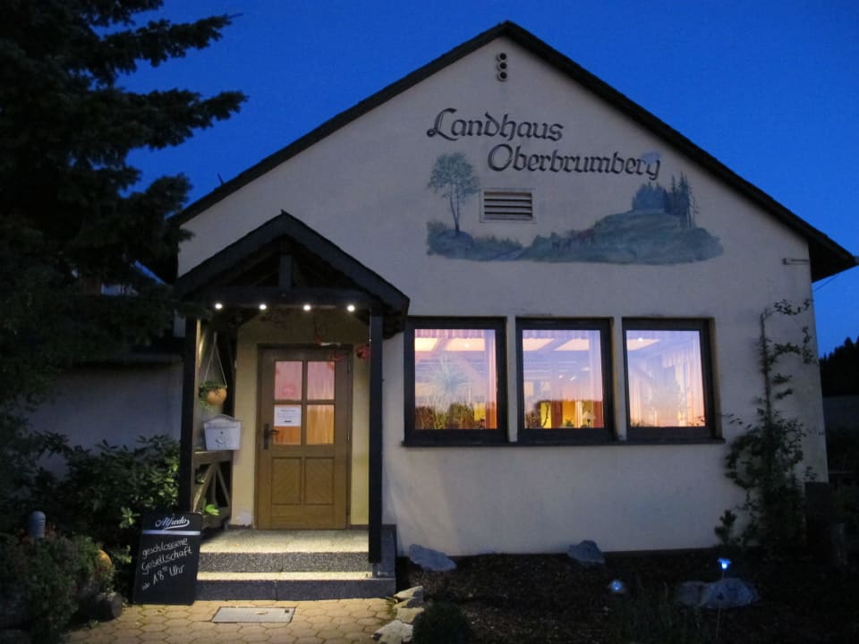 Hotel-und Restauranteingang am Abend Landhaus Oberbrumberg