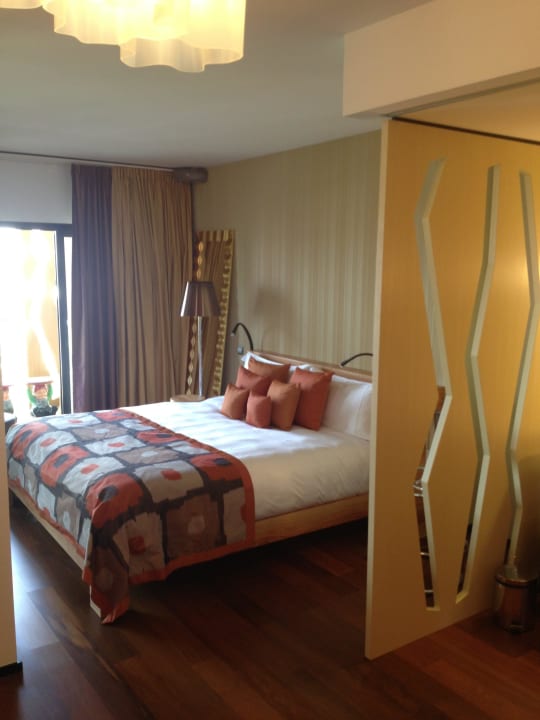 Das Bett der roten Juniorsuite Bohemia Suites & Spa - Adults only