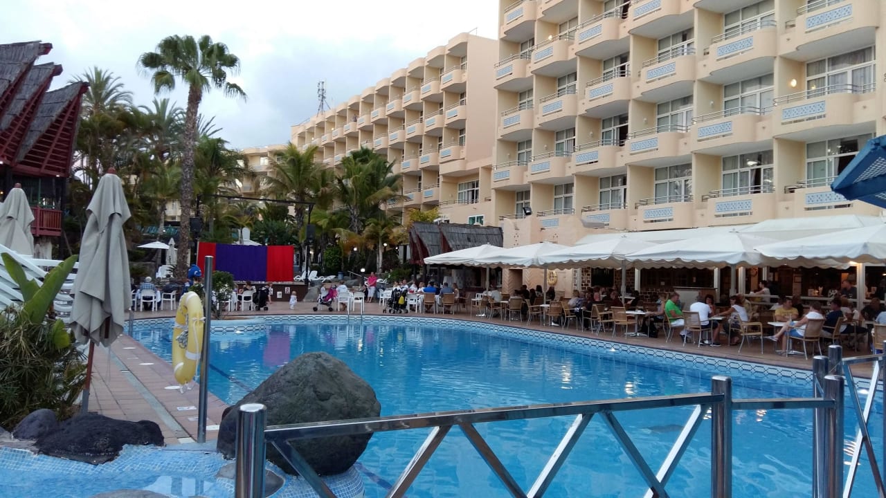 Poolanlage mit Bühne für die Animation Abora Catarina by Lopesan Hotels