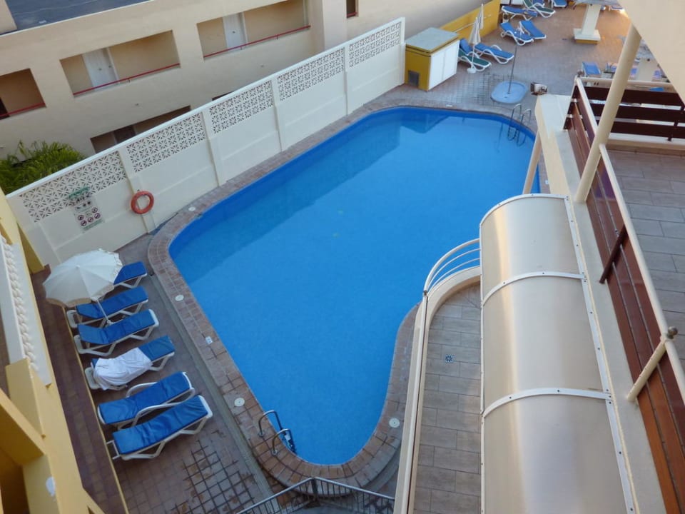 Blick vom Balkon auf den Pool Hotel Los Dragos del Sur