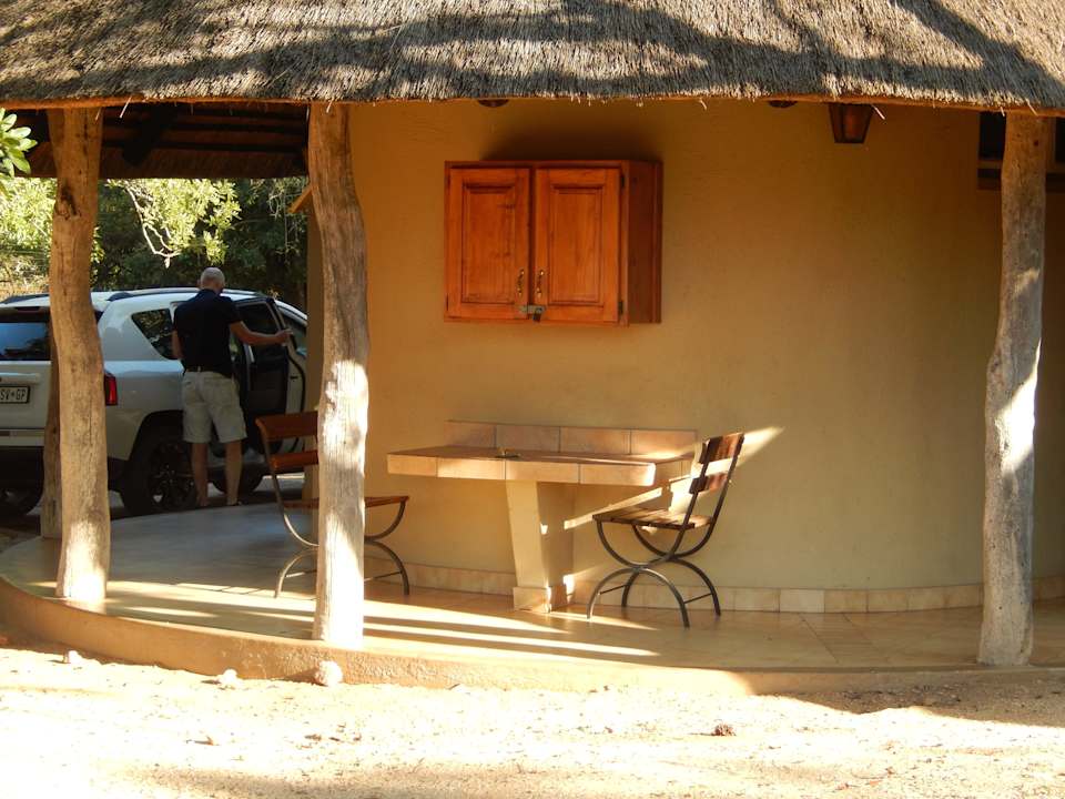 Rundhütte mit Blick auf die "Essecke" Gomo Gomo Game Lodge