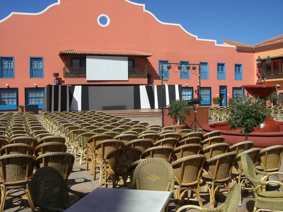 Showbühne im Außenbereich Bahia Principe Sunlight Costa Adeje