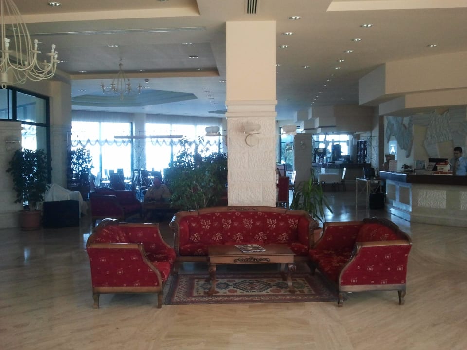 Gemütliche Sitzecken in der gesamten Lobby Aska Hotel Just in Beach