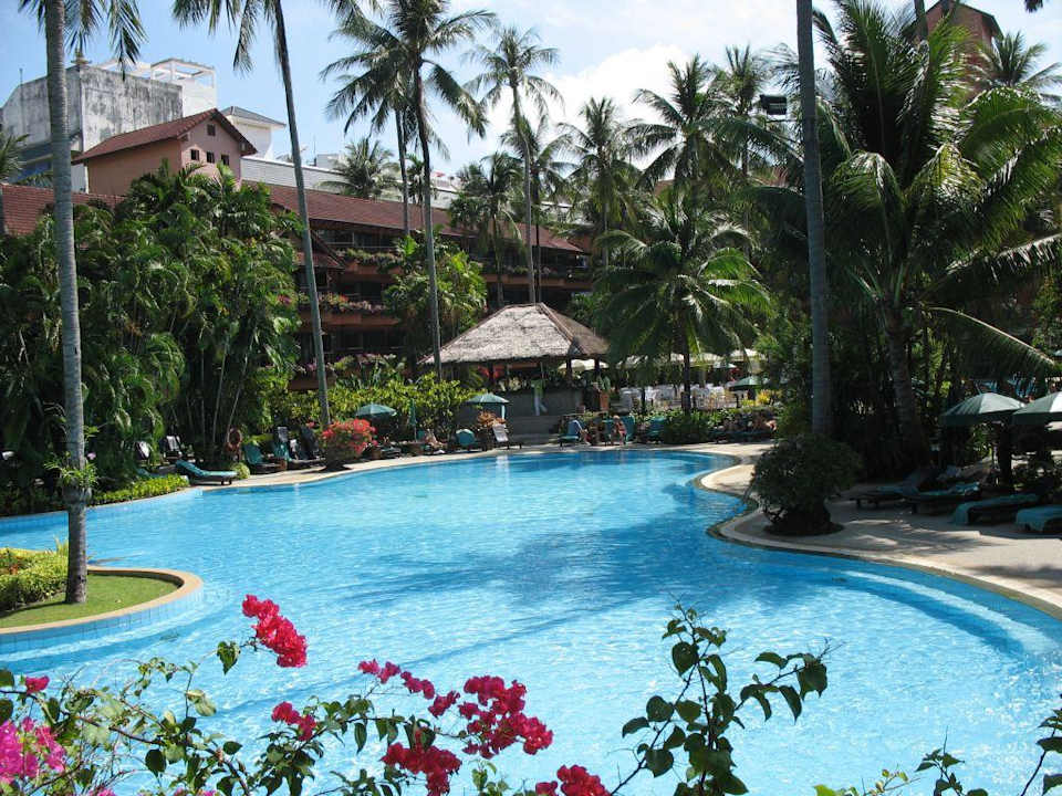 Blick auf den Pool Hotel Thara Patong Beach