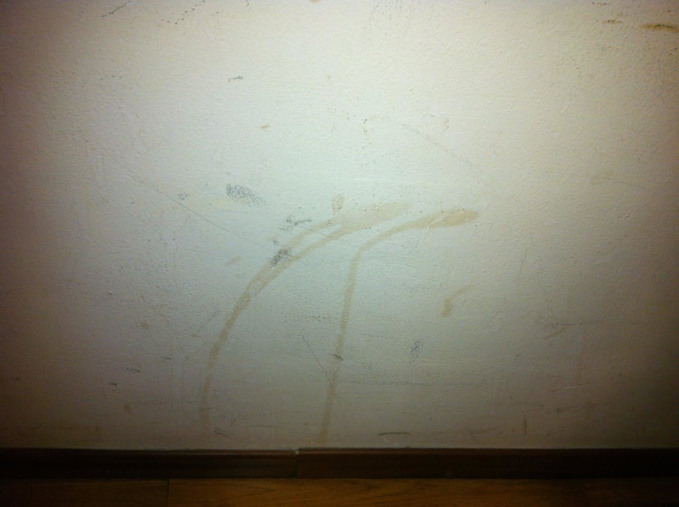 Diverse Flecken an Wänden Hotel Urbis