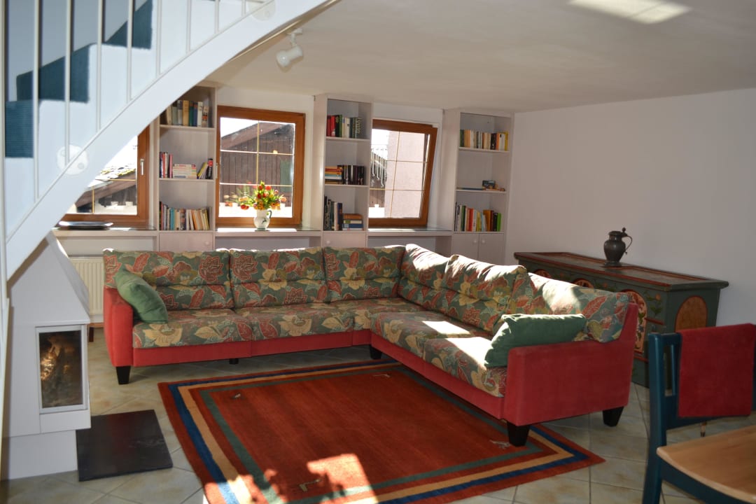 Wohnzimmer mit Sofa und Kamin Haus Seegarten