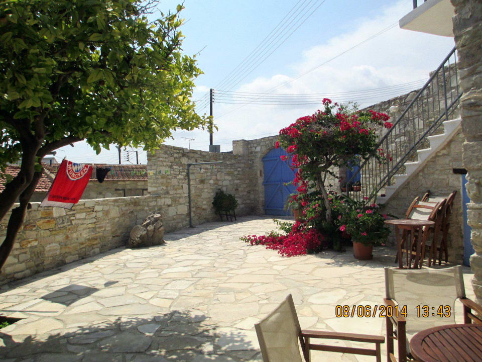 Innenhof vor unsererm Appartement Hotel Traditional Village Houses