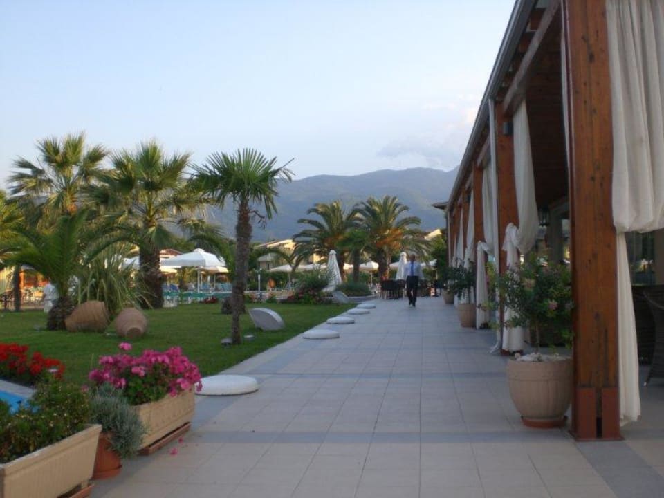 Vom Hauptgebäude zum Pool alltoura Club Hotel Poseidon Palace