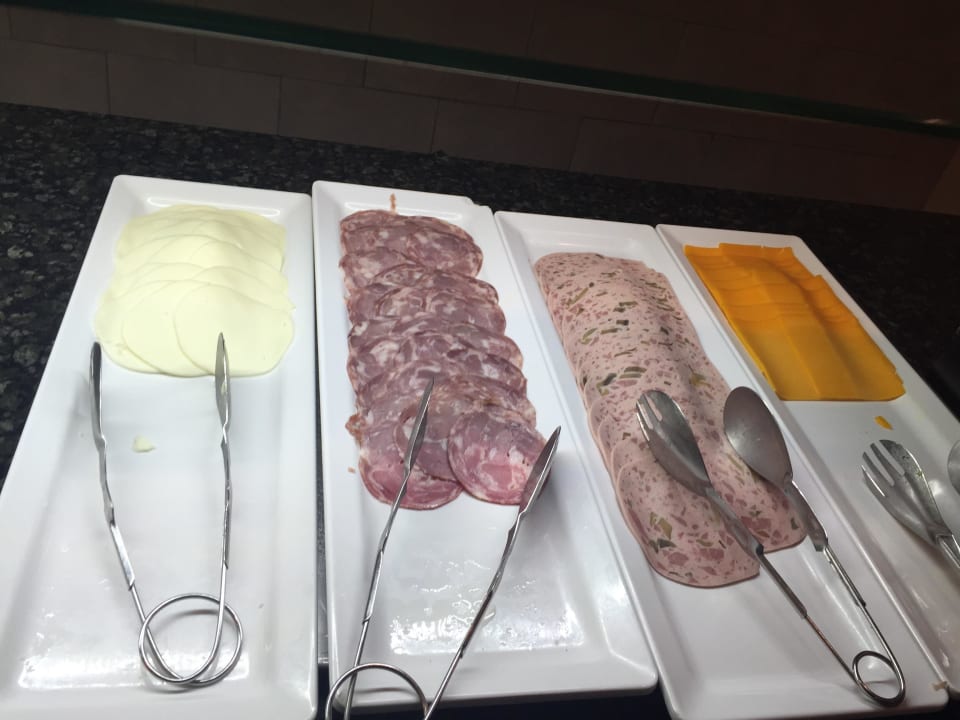 Wurstauswahl zum Frühstück LABRANDA Bahía y Villas Fañabé