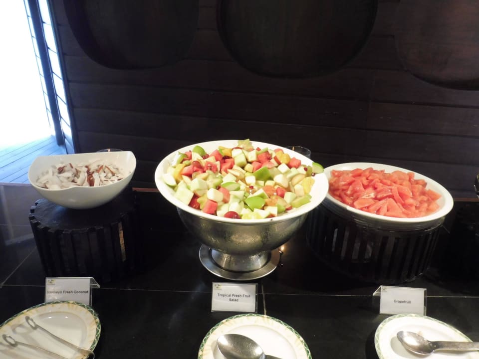 Obstsalat, daneben noch Frischetheke mit Obst Filitheyo Island Resort