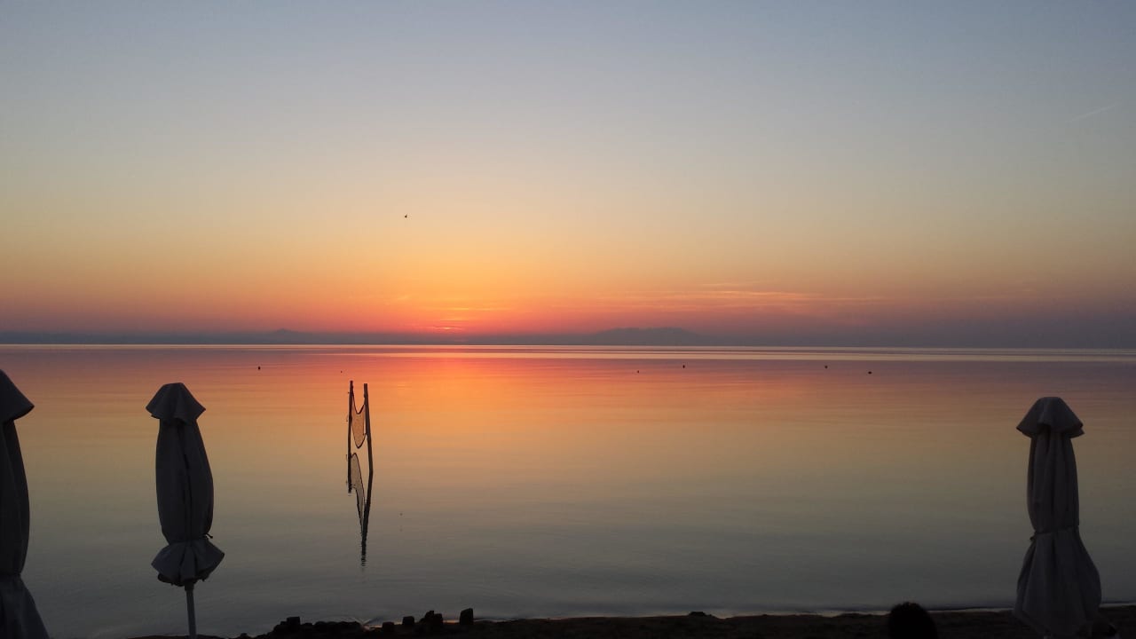 Sonnenuntergang am Strand Anthemus Sea Beach Hotel & Spa