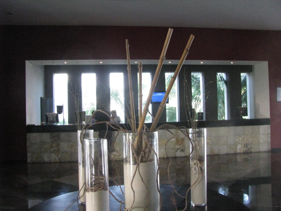 Nette Tischdeko mit Rezeption im Hintergrund Grand Oasis Tulum Riviera - All Inclusive