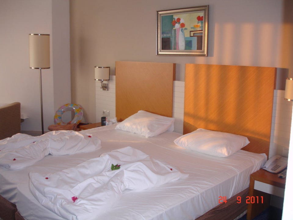 Doppelbett im Zimmer Crystal Admiral Aqua Collection