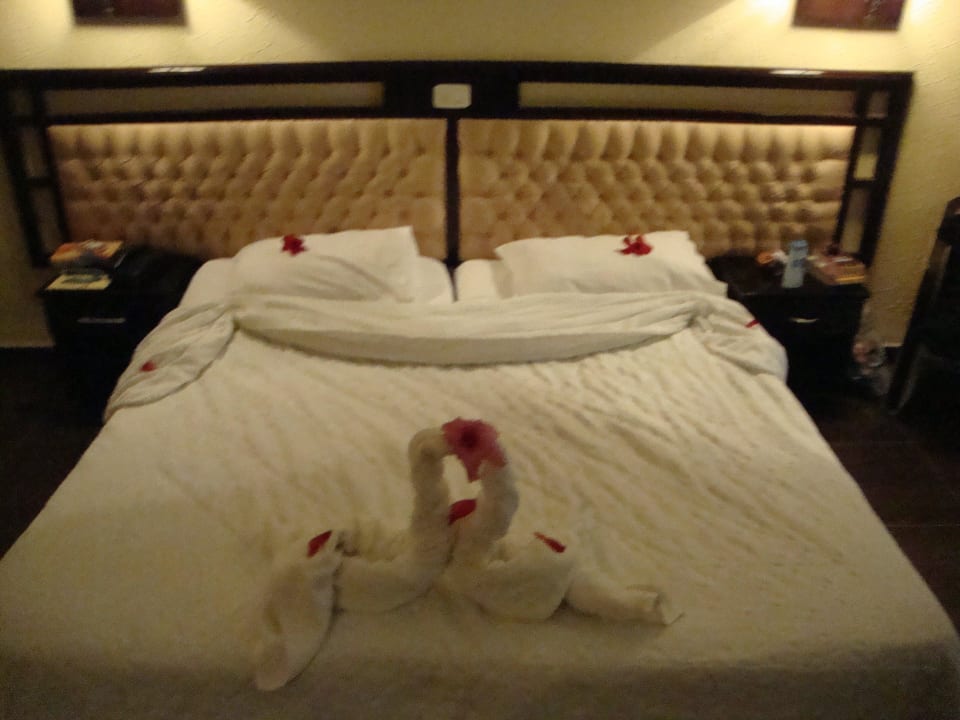 Dekoriertes Bett Hotel Paradis Palace