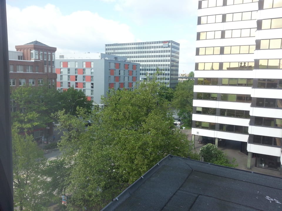 Vom Zimmer aus seitlich zur Hauptstrasse Holiday Inn - the niu, Fusion Hamburg St. Georg