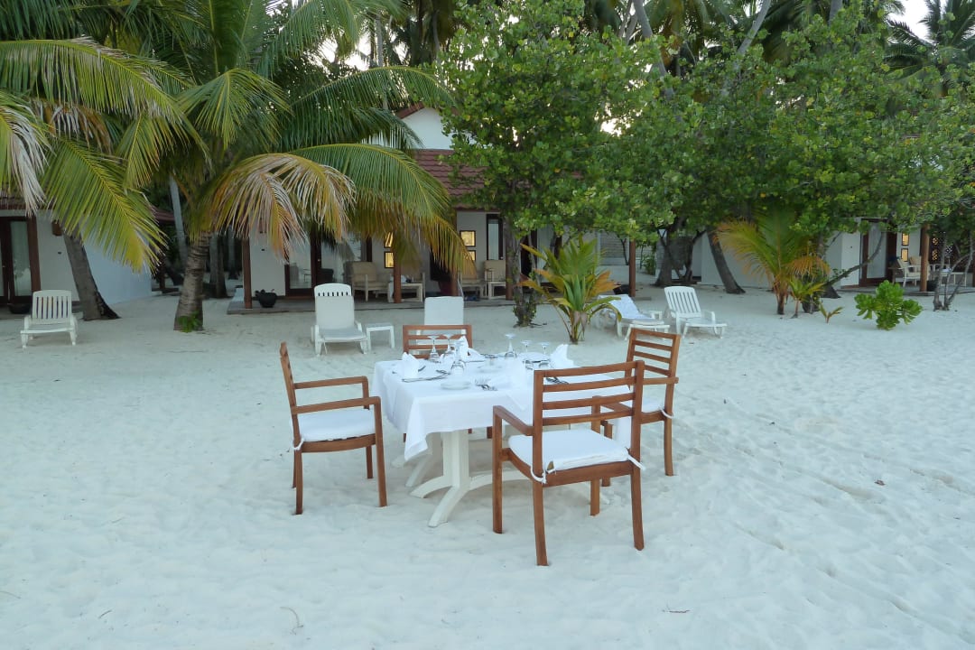 Vorbereitung zum Candlelight-Dinner vor den Bungis Diamonds Thudufushi