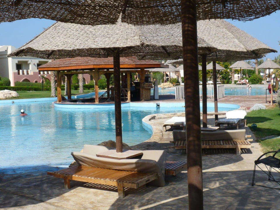 Бассейн с морской водой Serenity Alpha Beach