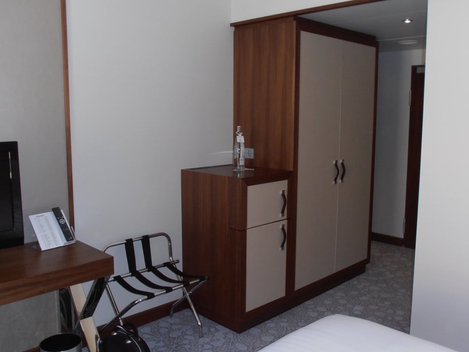 Kühlschrank und Kleiderschrank Dorint Hotel Bonn