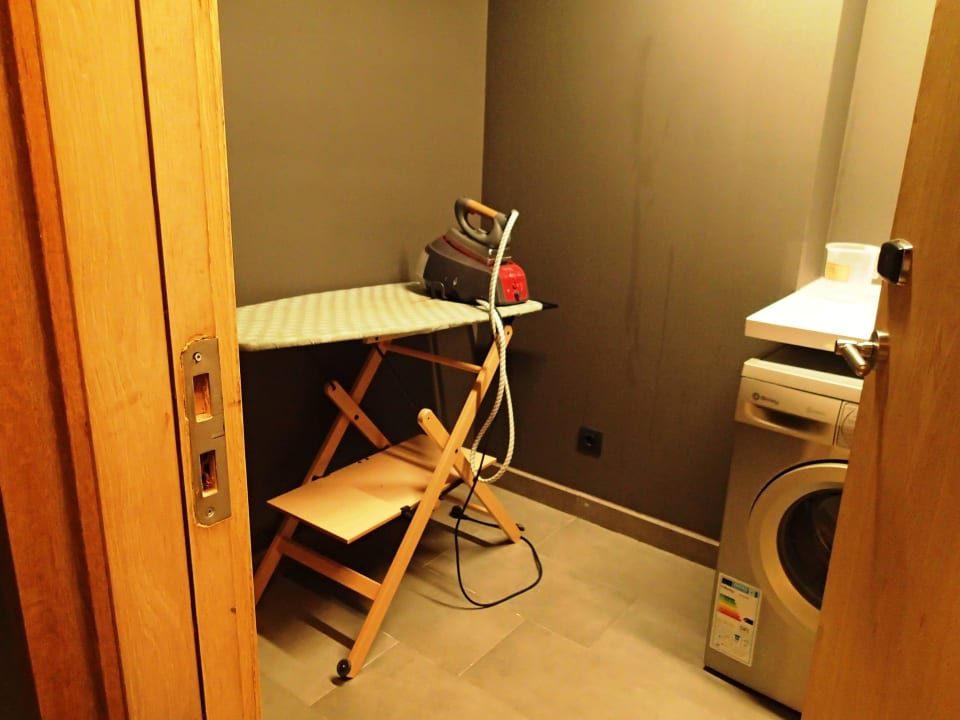 Bügelbrett etc. Yurbban Trafalgar Hotel