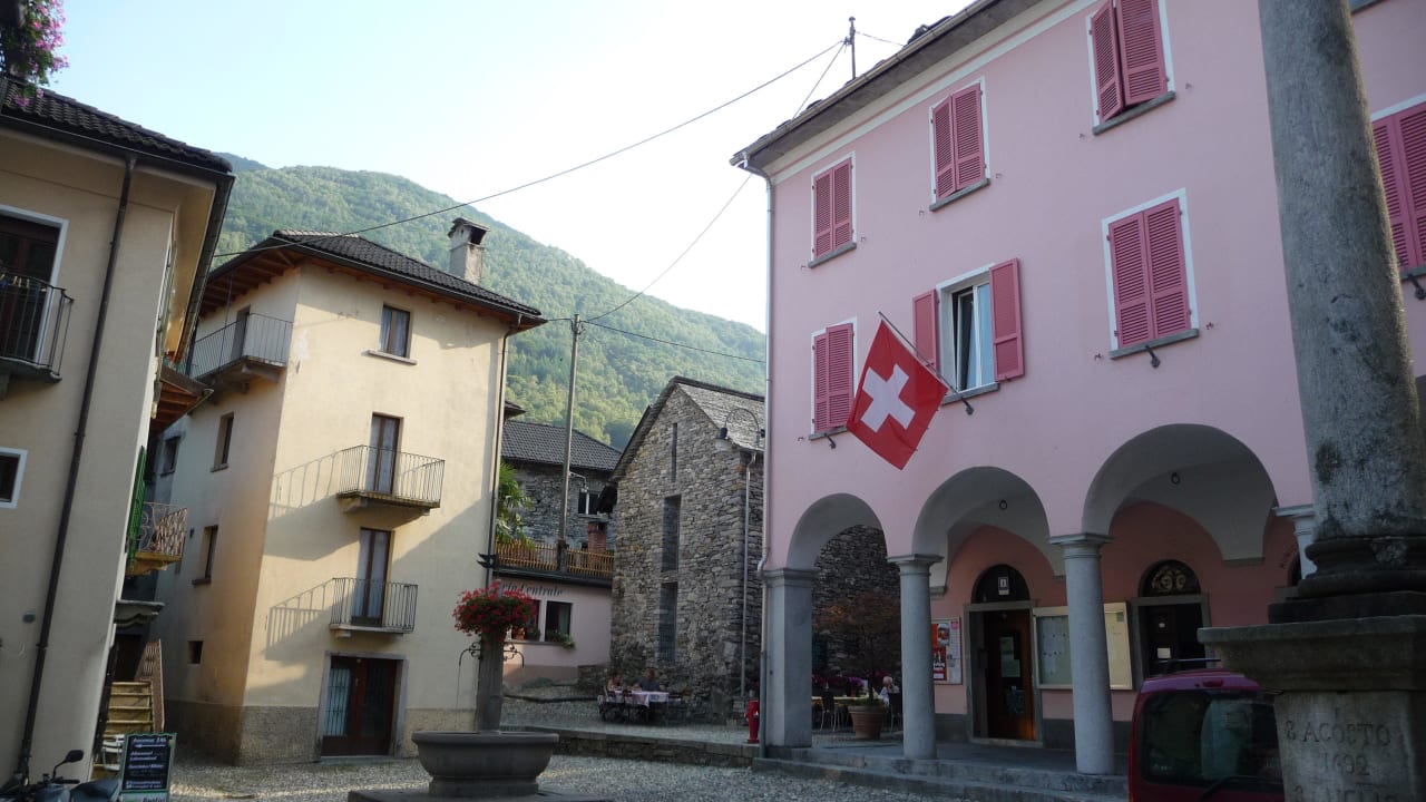 Dorfplatz mit Brunnen Hotel Garni Antico